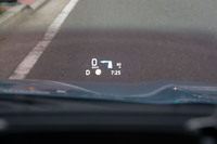 オプションで用意されるヘッドアップディスプレイ。運転支援システムが読み込んだ交通標識が表示されたり、ナビアプリと連動して右左折の指示が表示されたりする。