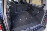 3列目シートを取り外した様子。タイヤハウスなどの凹凸がない、スクエアな空間が出現する。シートを取り外したことによってできる穴をふさぐカバーも付属している。