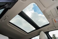 試乗車に採用されていた、オプション装備のサンルーフ。広範なグレードに用意されており(上級グレードには標準で採用)、装備するとより開放感が得られる反面、車重が20~30kgほど増す。