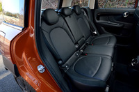 後席の背もたれは40:20:40の分割可倒式。40:60の割合で、座面ごと前後にスライドさせることもできる。スライド量は実測で13cm。