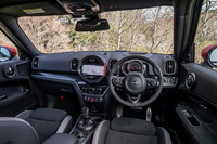 インストゥルメントパネルまわりは従来モデルのデザインを踏襲しながらも、シフトレバーやインフォテインメントシステムのコントローラーなどの形状などが変更されている。