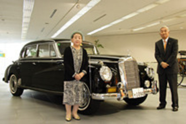 「1957年式メルセデス・ベンツ300」を囲んで、前オーナーの海渡二美子氏(左)と西山俊太郎ヤナセ社長。
