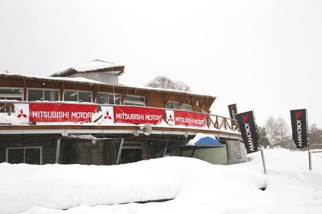 試乗会は長野県の観光地、蓼科高原の女神湖にて開催。ふだんは一般向けの氷上走行会も実施されている。