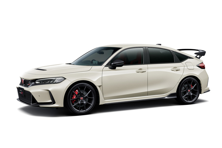 「シビック タイプR」のボディーサイズは全長×全幅×全高=4595×1890×1405mm、ホイールベースは2735mm。車重はハイブリッドパワートレインを搭載する「シビックe:HEV」よりも30kg軽い1430kgと発表されている。