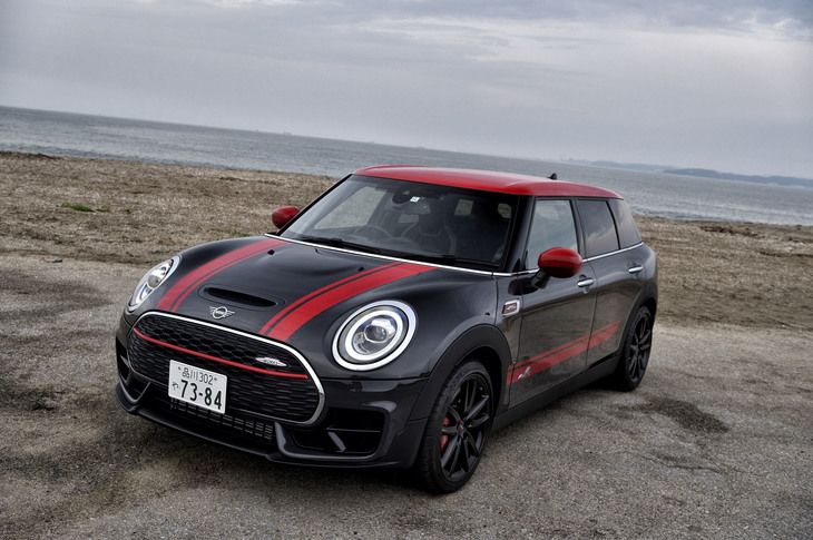 「MINIジョンクーパーワークス クラブマン」のボディーサイズは全長×全幅×全高=4275×1800×1470mm、ホイールベースは2670mmとなっている。