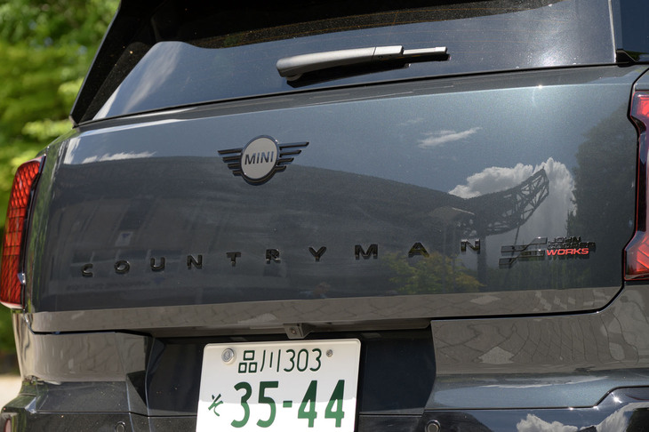 リアに大書された「COUNTRYMAN」のロゴ。大きなスペースにこのロゴとブランドエンブレムしか備わっていないため、妙に間延びして見える。
