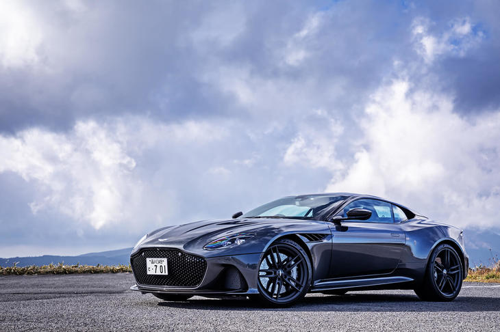 アストンマーティンのフラッグシップモデルとして「DB11」をベースに開発された「DBSスーパーレッジェーラ」。DBSとしては3世代目となり、車名のスーパーレッジェーラは、イタリア語で“超軽量”を意味する。