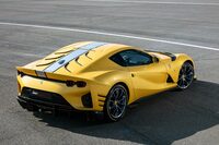 リアまわりでは、空力性能向上のためにウィンドウを廃止し、代わりにエアロデバイスを設けたアルミ製のカウルを装着。フェラーリによると「リアウィンドウを完全に封鎖したプロダクションカーはこれが初」とのことだ。