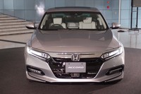 クールな表情を見せるフロントフェイス。デイタイムランニングライトが標準で備わる。