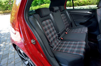 後席は、中央席の背もたれ部分に、長尺物を積むためのスキーホールが設けられている。