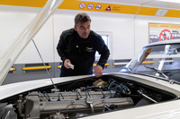 ユーロトンネルを通るシャトルの中で、「DB4」の様子をうかがうアストンマーティンのスタッフ。彼らの働きもあって、フランスに渡ってからもDB4は快調に走ってくれた。