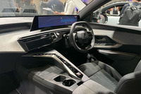 ダッシュボードからドアトリムへと伸びる水平基調の造形が特徴となる「3008」のインテリア。