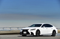新型「レクサスLS」では、“セダンとして十分な居住性”と“斬新なクーペシルエット”との両立が図られている。
