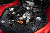 「F163」型3リッターV6ツインターボエンジンは、キャビン後方の非常に低い位置に搭載。IHI製ターボチャージャーの高い過給効率も手伝って、221PS/リッターという量産車としては世界最高の比出力を実現している。