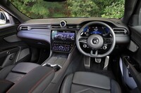 上質なレザーやカーボンファイバーの装飾パネルが用いられたインテリア。内装色には赤と黒が用意されており、後者の場合、ステッチの色を赤と黄から選択できる。