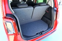 4人乗車時の荷室はご覧の通り。後席の背もたれは荷室側からも倒すことができる。