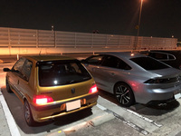 「プジョー508」と「106」を並べてみると、そのサイズの違いに驚く。まあ、508はフラッグシップサルーンで106は当時のエントリーモデルだから、その差もむべなるかな。