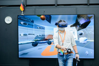 独自開発中の「バーチャルデザインスタジオ」のデモ。コロナ禍で出張もままならない今日でも、各拠点をつなぎ、実車を前に対面して話し合うのと同じ感覚でデザイン検討を行えるという。