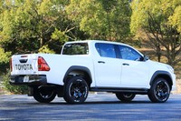 オーバーフェンダーやドアハンドル、テールゲートハンドルをブラックで統一。リアバンパーはグレー塗装となる「Z“ブラックラリーエディション”」。