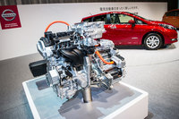 発表会場に展示された「e-POWER」のパワープラント。モーターがリダクションギアとドライブシャフトを介して前輪を駆動する仕組みで、エンジンは発電のみに使われる。