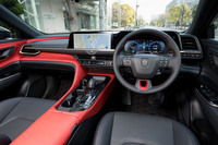 インテリアカラーは「RS」専用の「ブラック×センシュアルレッド」のツートン。助手席側はドアパネルまで大胆に赤く染められている。