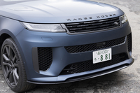 バンパーやグリルは「SV」専用デザインだが、見た目でのアピールはごく控えめ。ボディー各所のカーボンパーツはこの試乗車のサテン仕上げのほか、グロスカーボン仕上げとフォージドカーボン仕上げも選べる。