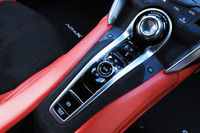 シフトセレクターはスイッチ式で「P」「R」「N」「D/M」のボタンが独立して並ぶ。走行モードの選択ダイヤル(写真右上)も同一直線上にレイアウトされる。