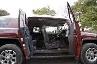 「トヨタFJクルーザー」のドアは、「フェラーリ・プロサングエ」や多くのロールス・ロイス車と同じ観音開き。こうした特色もあるだけに、今後引っ張りだこになるような気がする。