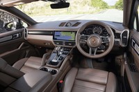 12.3インチのタッチパネルが配置されたインテリア。アプリを使って、乗車前に車内の空調を作動させることもできる。