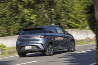 この試乗車のボディーカラーは「アトランティスグレー×ブラック」。ツートンカラーは「ロングレンジ」でしかチョイスできないようになっている。