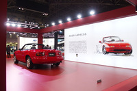 「走る歓びの原点」と題するゾーン01に展示される1989年の「「ユーノス・ロードスター」。