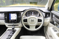日本仕様の「V90クロスカントリー」は右ハンドル車のみ。センターに備わる9インチの縦型ディスプレイは、スマートフォンやタブレットのような操作感がセリングポイントとされている。