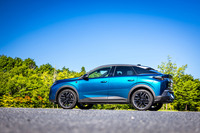 「3008 GTアルカンターラパッケージ ハイブリッド」のボディーサイズは全長×全幅×全高=4565×1895×1665mmで、ホイールベースは2730mm。すべてのウィンドウモールを“隠しデザイン”としたのも新型3008の特徴だ。