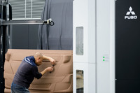 当日はモデラーによるクレイモデルの製作デモも行われた。国際色豊かな三菱ふそうでも、モデラーだけは現在もすべてベテランの日本人だそうだ。