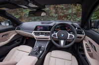 インストゥルメントパネルは、10.25インチのインフォメーションディスプレイと12.3インチのフルデジタルメーターパネルで構成される「BMWライブコックピット」と呼ばれるもの。ダッシュボード下部は、シートと同じベージュ系のオイスター色でコーディネートされている。