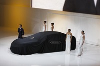 今回のインタビューでは、新たにグランドツアラー的な猛牛がランボルギーニの一員となる計画が明らかにされた。そのデビューの時期は、2027年前後になるという。このイメージ写真でベールの下にあるのは、量産化されることのなかった4ドアモデル「ランボルギーニ・エストーケ」。