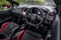 インテリアデザインは標準モデルと大きく変わらないが、エアコンの吹き出し口やシフトベースに赤の加飾が施されレーシーな雰囲気に。車速感応式電動パワーステアリングは、専用チューンされている。