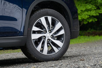 今回の改良で採用された、新デザインのアルミホイール。タイヤサイズは215/55R17で、試乗車にはコンチネンタルのエコタイヤが装着されていた。