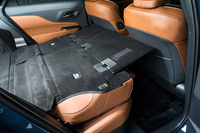 後席の背もたれ背面にあるラゲッジ拡張ボードでレッグルームをふさげば荷室長は2000mmにも達する。今回は試していないが、カタログを見ると大きなマウンテンバイクなども余裕で積めるようだ。