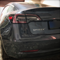 テスラ愛の証しその2。イーロン・マスクに敬意を表した「SPACE X」バッジ。