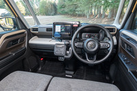 インテリアはとにかく豊富な収納スペースが特徴。オープントレイや助手席前の引き出し、グローブボックス、各ドアポケットなどのほか、メーターナセルの上にもポケットが設けられている。