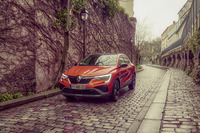 パリ市内には、石畳の路地がいまだに多く残る。ここを滑らかに走るには、しなやかに伸び縮みする足まわりが不可欠。「アルカナ」はこうした欧州の道によって鍛えられている。