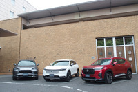 ホンダの最新SUVラインナップ。左から「ZR-V」、マイナーチェンジされた「ヴェゼル」、そして2024年3月に発売された「WR-V」。WR-VはエントリーSUVとの位置づけだが、3モデルともボディーサイズが近しいので、選択に迷うという声も聞かれる。