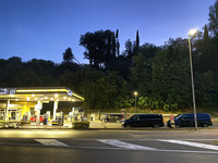 競馬の「パリオ」が終わった夜、シエナの給油所で。これからお客を迎えに行く。