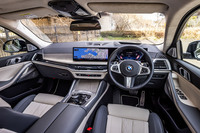 12.3インチの液晶メーターパネルと14.9インチのコントロールディスプレイを組み合わせたカーブドディスプレイを搭載するインテリアは、「X5」のものと基本的に共通。スリムなエアコン吹き出し口やインパネのイルミネーション、ツマミ型シフトセレクターなどがマイナーチェンジでのリニューアルポイントだ。