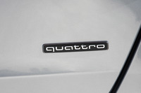 駆動システムには最新のフルタイム4WDを採用。システムは複数のパラメーターをもとに常に0.5秒先の状況を予測し、4WD走行が必要と判断すると、わずか約0.2秒でFF走行から4WD走行に切り替わる。