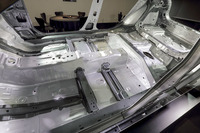 力の流れを解析しながら、フロントダンパートップ、カウルサイド、リアドアの開口部、リアのダンパートップなどに、効果的に骨格を配置した。