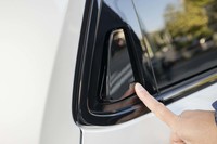 リアのドアハンドルはサイドウィンドウエリアの中に隠れている。前方を押し込んで、後方を立ち上げる。