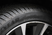 サイドウォールには、欧州で冬用タイヤであることを示す「スノーフレークマーク」や「M+S」(マッド&スノー)の文字が記されている。過信は禁物だが、冬用タイヤ規制がしかれた道でも走行が可能だ。