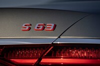 「S63」のバッジは側面のみが赤く塗られている。